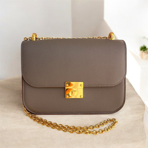 Sac à main NAÏA en cuir artisanal pour femme, design chic avec anse chaîne dorée – marque EYNOU