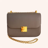 Vue de face du sac NAÏA en cuir véritable, sac de créateur chic et intemporel signé EYNOU.